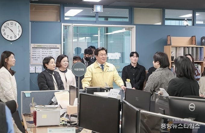 임병택 시흥시장이 19일 시청사를 순회하며 전 부서를 방문해 직원들에게 병오년 새해 인사를 전하고 있다.(사진=시흥시)