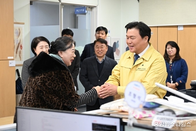 임병택 시흥시장이 19일 시청사를 순회하며 전 부서를 방문해 직원들에게 병오년 새해 인사를 전하고 있다.(사진=시흥시)