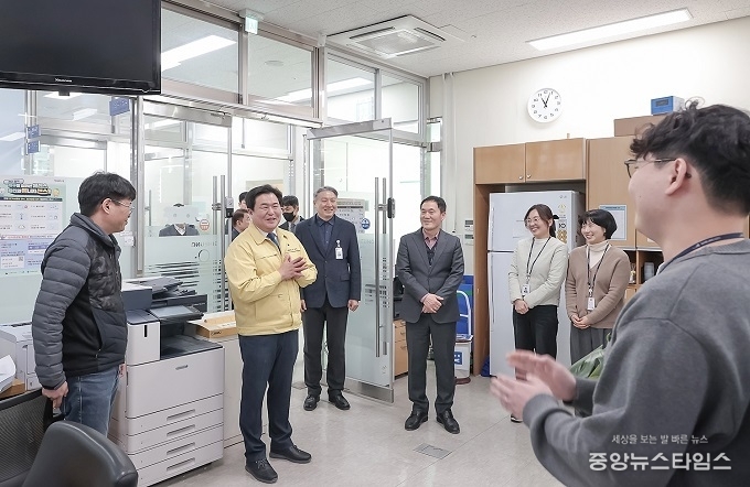 임병택 시흥시장이 19일 시청사를 순회하며 전 부서를 방문해 직원들에게 병오년 새해 인사를 전하고 있다.(사진=시흥시)