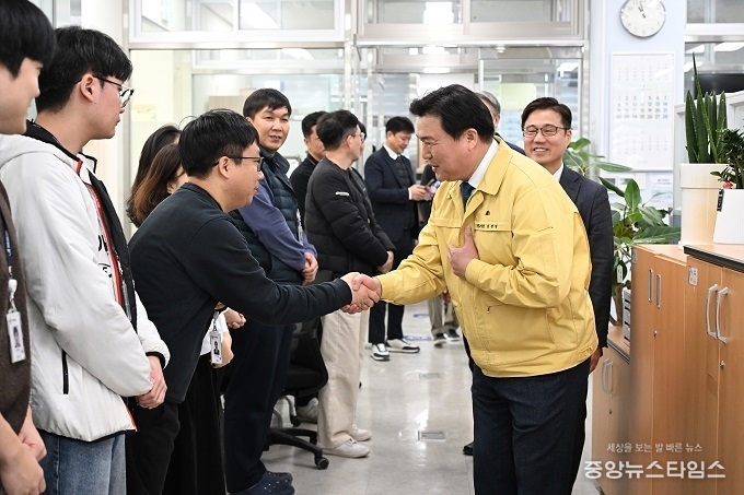 임병택 시흥시장이 19일 시청사를 순회하며 전 부서를 방문해 직원들에게 병오년 새해 인사를 전하고 있다.(사진=시흥시)