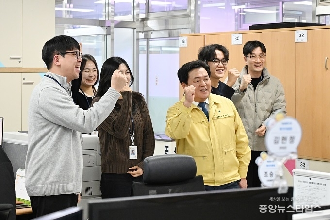 임병택 시흥시장이 19일 시청사를 순회하며 전 부서를 방문해 직원들에게 병오년 새해 인사를 전하고 있다.(사진=시흥시)