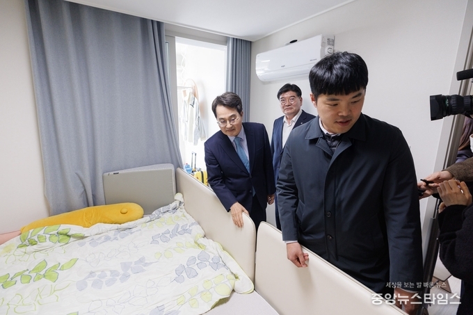 김동연 경기도지사가 ‘달달버스 시즌2’ 첫 일정으로 남양주 ‘경기 유니티’를 방문해 공공주택 입주민들과 만나 주거 현안을 청취하고 있다.(사진=경기도)