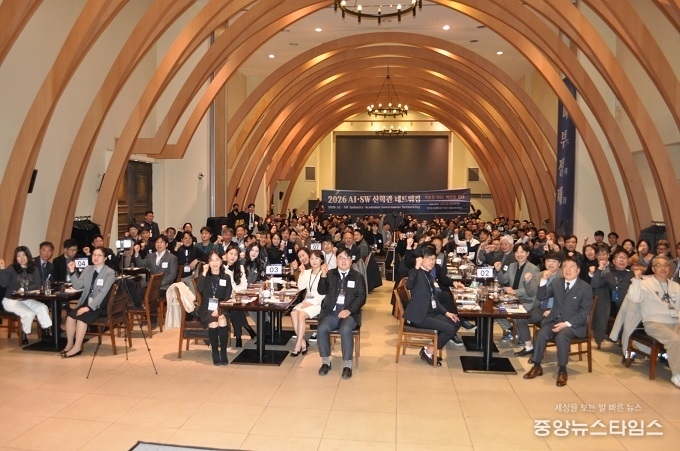 안양산업진흥원이 27일 마벨리에 평촌점에서 ‘2026 AI·SW 산학관 네트워킹’ 행사를 개최하고, 관내 기업·대학·공공기관 관계자들이 AI 산업 협력 방안을 논의했다.(사진=안양산업진흥원)