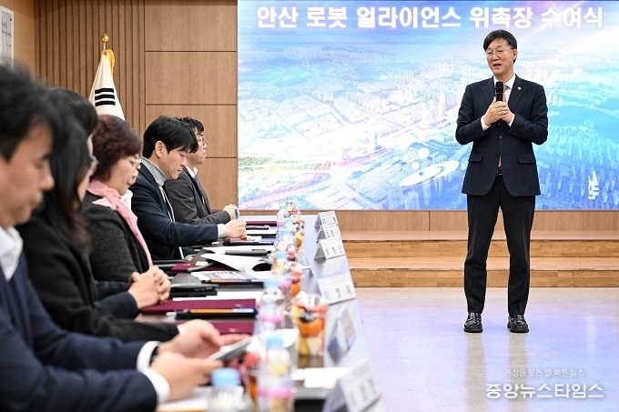 이민근 안산시장이 27일 안산시청에서 진행된 '안산 로봇얼라이언스 위촉장 수여식'에서 발언하고 있다.(사진=안산시)