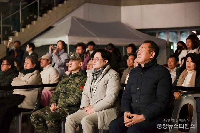 시민과 함께 하고 있는 김병수 시장(가운데).(김포시 제공)