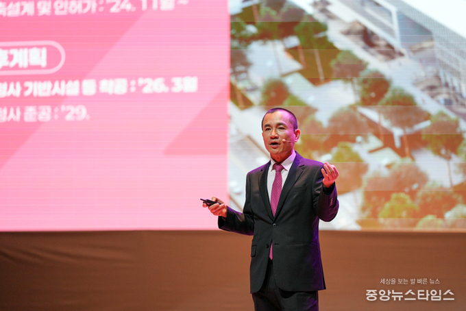 김진태 강원특별자치도지사가 2월 28일 춘천 백령아트센터에서 「도민과 함께하는♥ 강원 도정보고회」 춘천권 행사에서 도정 주요현안을 직접 설명하고 있다. (사진=강원특별자치도청)