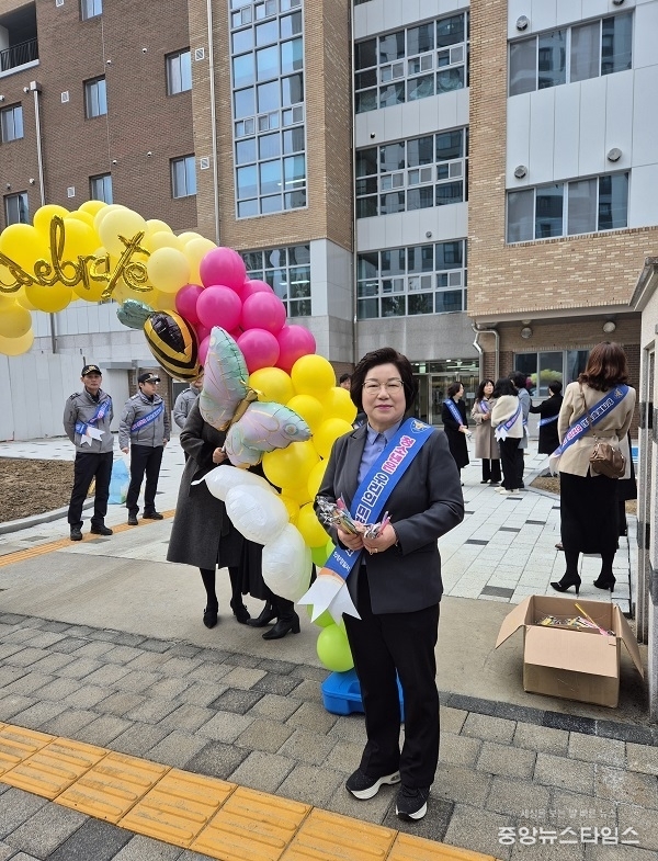 김옥순 경기도의원이 3일 의왕푸른초교 개교식에 함께 했다.(사진=경기도의회)