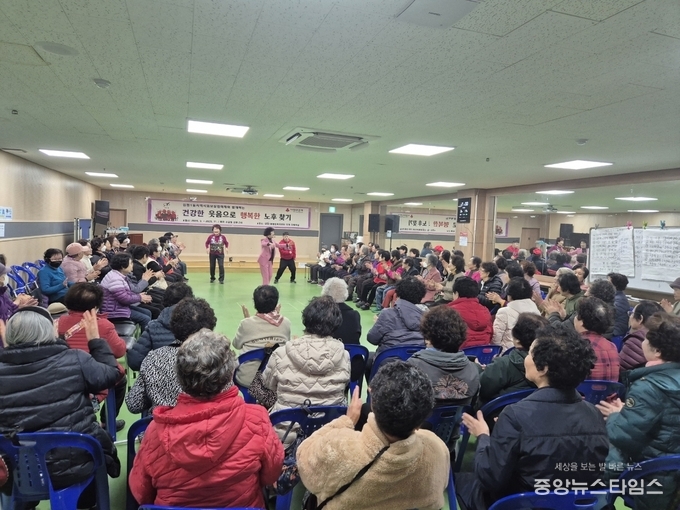 행복한 노후 찾기 위한 ‘웃음치료 교실’ 진행