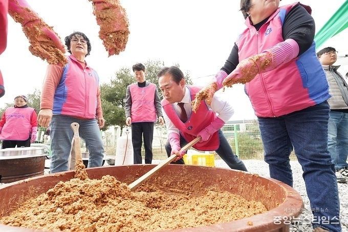홍천군농업기술센터가 9일 농업기술센터 제1교육장과 실습장에서 한국생활개선홍천군연합회 회원 26명이 참여한 가운데 '전통 장(막장) 담그기' 행사를 개최했다.(사진=홍천군)