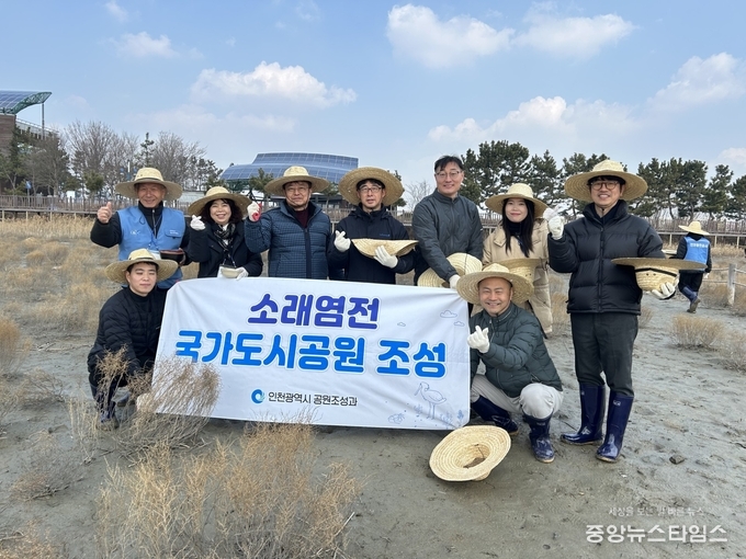 갯벌 생태계 복원 위해 염생식물 파종.(사진=인천시)