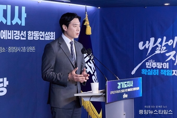 더불어민주당 경기도지사 경선 후보인 한준호 국회의원이 15일 열린 민주당 경기도지사 후보 선출 예비경선 합동연설회에서 서울-양평 고속도로 사업의 원안 재개 필요성을 강조하고 있다.(사진=한중호 의원)