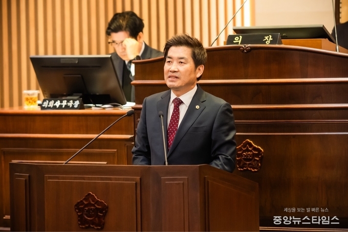 남양주시의회 김동훈 의원이 제318회 임시회 제1차 본회의 시정질문에서 진접선 배차 간격 단축과 남양주형 웰니스 관광산업 육성 방안을 제안하고 있다.(사진=김동훈 시의원 제공)