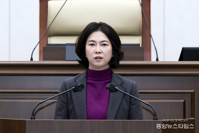 김포시의회 유영숙 의원이 본회의 자유발언을 통해 지하철 5호선 김포 연장 사업 예비타당성조사 통과 의미를 설명하며 사업의 조속한 추진 필요성을 강조하고 있다.(사진=김포시의회)