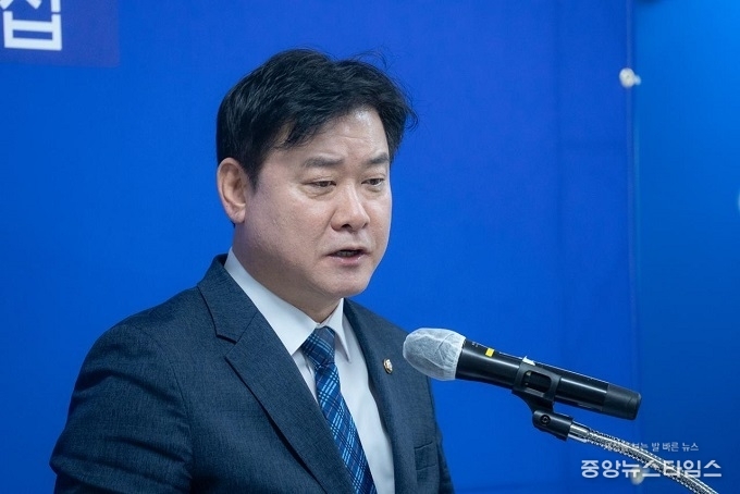 윤종군 공천관리위원회 간사가 더불어민주당 경기도당 1차 공천 결과를 발표하고 있다.(사진=민주당 경기도당)