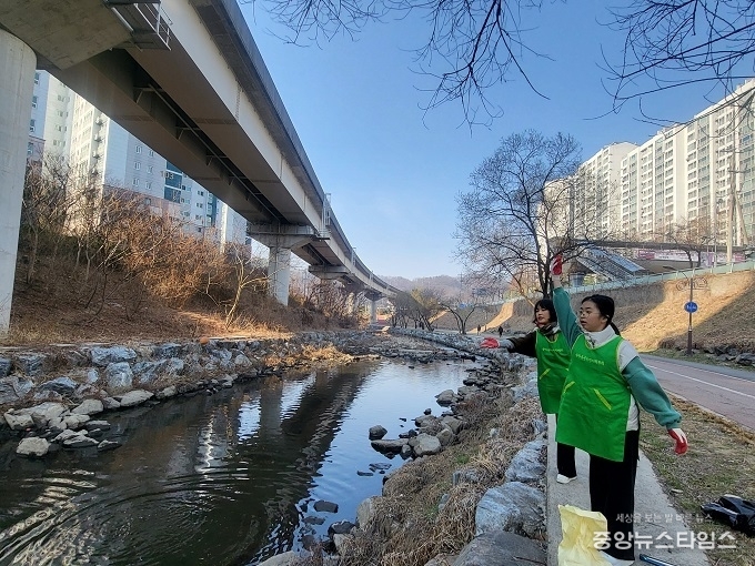 기흥구 상하동 주민자치위원회는 상하천 수질 개선을 위한 EM흙공 던지기 행사를 펼쳤다.(용인시 제공)
