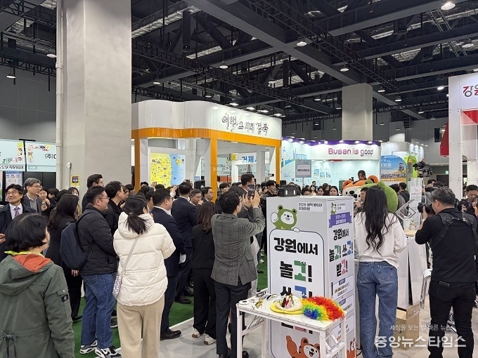 ‘강원 TRAVEL MALL’ 콘셉트로 운영된 강원특별자치도 홍보관이 관람객들로 붐비고 있다.(사진=강원특별자치도)