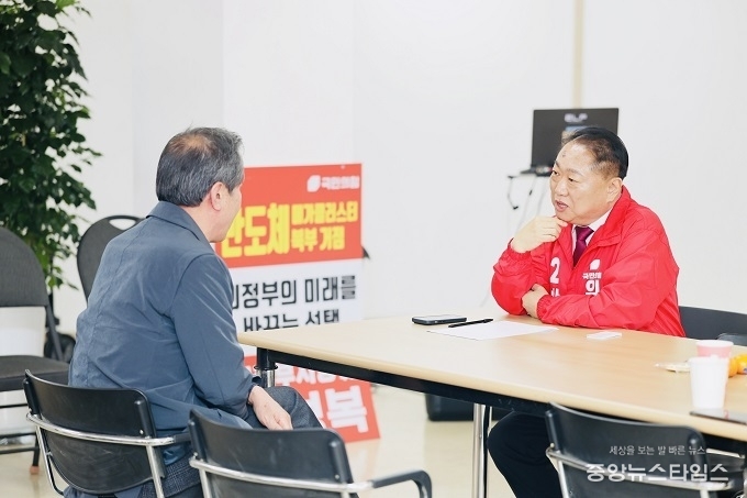 박성복 의정부시장 예비후보가 선거사무소 개소식에서 시민들의 의견을 경청하고 있다.(사진=박성복 예비후보)