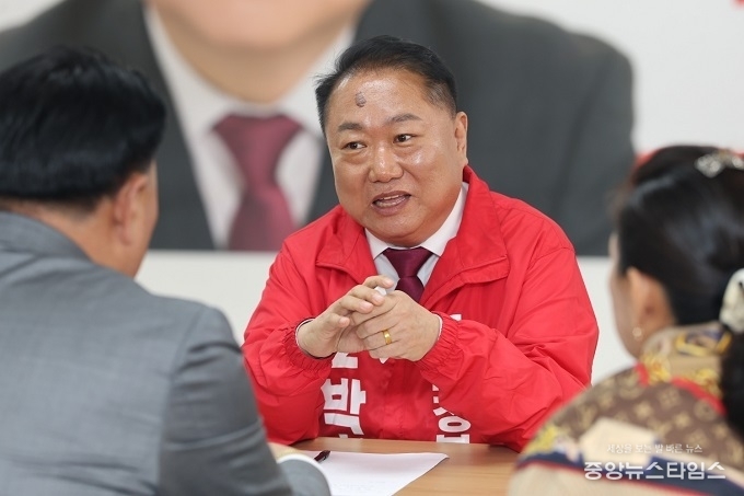 박성복 의정부시장 예비후보가 선거사무소 개소식에서 시민들의 의견을 경청하고 있다.(사진=박성복 예비후보)