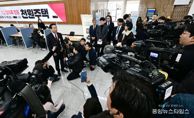 유정복 인천시장이 지난 16일 시청 중앙홀에서 천원주택 예비입주자 접수를 받고 언론인터뷰를 하고 있다.(인천시 제공)