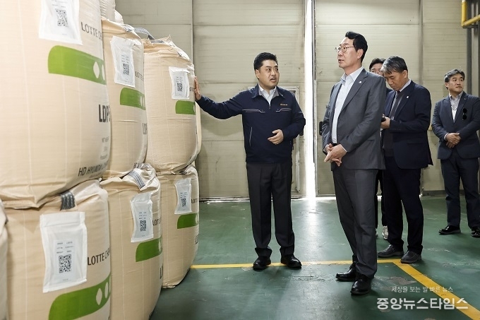 정명근 화성특례시장이 25일 관내 보온재 제조업체를 방문해 원재료 수급상황을 점검하고 있다.(화성시 제공)