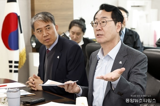 정명근 화성특례시장이 화성특례시의 기업 진원 정책에 대해 말하고 있다.(화성시 제공)