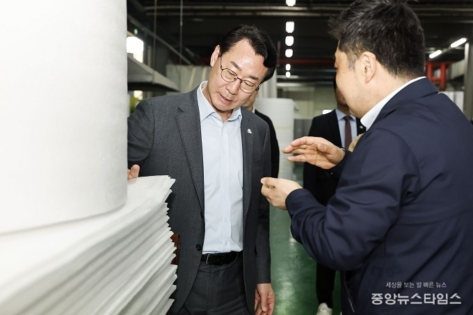 정명근 화성특례시장이 25일 관내 보온재 제조업체를 방문해 원재료 수급상황을 점검하고 있다.(화성시 제공)