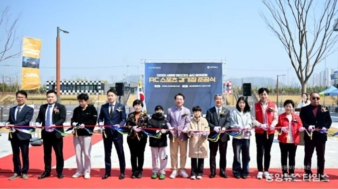 유정복 인천시장이 28일 연수구 달빛공원 RC스포츠경기장에서 열린 '달빛공원 RC스포츠경기장 준공식'에서 테이프커팅을 하고 있다.(인천시 제공)