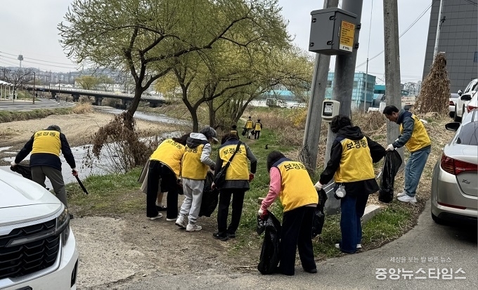 보정동 주민자치위원회와 통장협의회 새봄맞이 대청소.(용인시 제공)