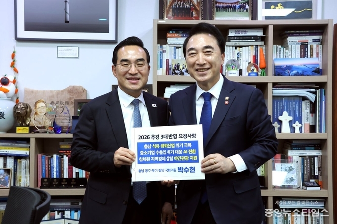 박수현 국회의원이 6일 기획예산처 장관과 면담을 갖고 충남 추경 3대 핵심사업 반영을 요청하고 있다.(사진=박수현 예비후보 측 제공)