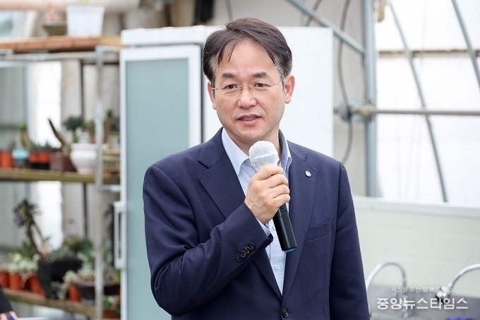이동환 고양시장이 11일 일산서구 구산동 노루뫼딸기농장에서 열린 직원 가족 농촌체험 행사에 참석해 직원들을 격려하고 있다.(사진=고양시)