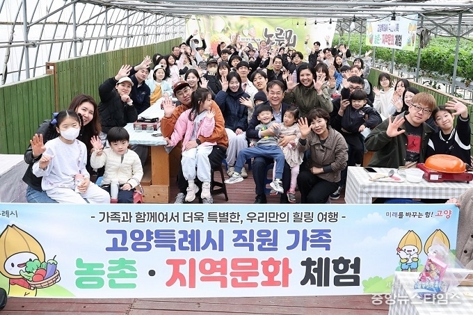 이동환 고양시장이 11일 일산서구 구산동 노루뫼딸기농장에서 열린 직원 가족 농촌체험 행사에 참석해 직원들을 격려하고 있다.(사진=고양시)