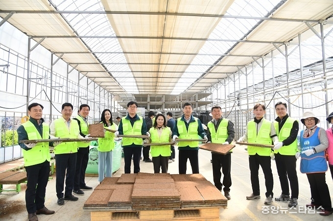 평택시 안중읍에서 열린 경기농협 영농지원 발대식에서 참석자들이 농촌 일손돕기 참여를 다짐하고 있다.(사진=경기농협)