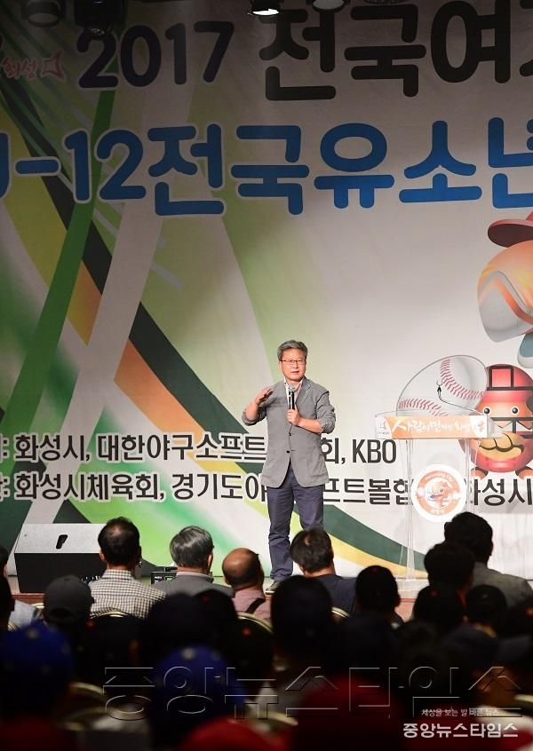 1-3. U-12전국유소년야구대회 및 여자야구대회 개막식에 참석한 채인석 화성시장.jpg