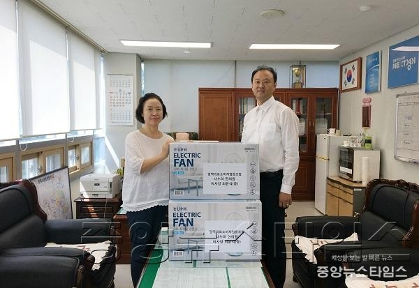 8-4-1 신장1동 행정복지센터에 후원물품 전달.jpg