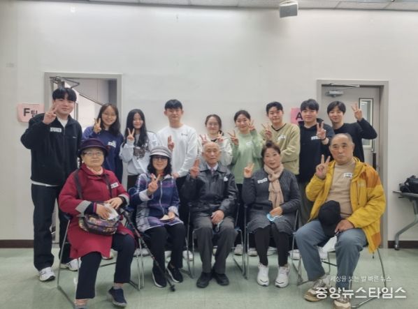 결연식 후 어르신들과 아주대학교 의과대학생들이 함께하고 있다.