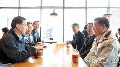 광명시(시장 박승원-우측 첫먼째) 지역 최대 현안인 구로차량기지 광명 이전과 관련 김동연 경기도지사(좌측 첫번째)가 광명시민과 뜻을 함께하겠다고 밝혔다