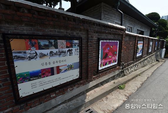 긴담모퉁이집 외벽 골목 갤러리