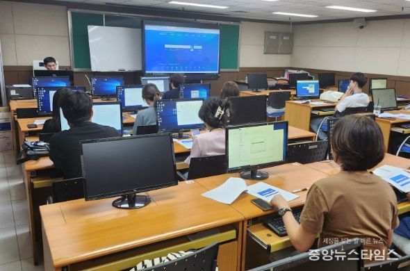 수원시가 공직자를 대상으로 데이터 활용역량 강화교육을 하고 있다.