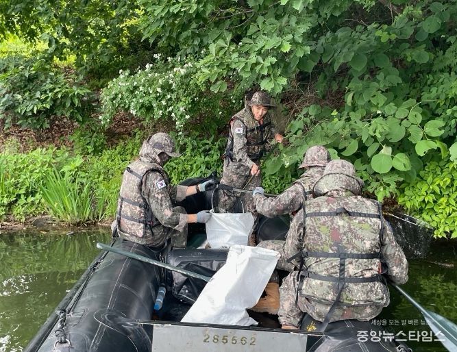 육군 수도군단 특공연대 장병들이 낙생저수지 수상 환경정화를 벌이고 있다.(용인시 제공)