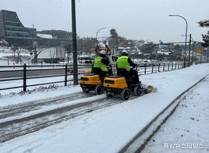 용인특례시청이 지난 겨울 진행한 인도제설작업 모습.(용인시 제공)