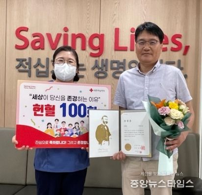 김포도시관리공사 기획평가팀 김영수 팀장이 헌혈 100회를 기록, 헌혈 유공 명예장을 수상했다.