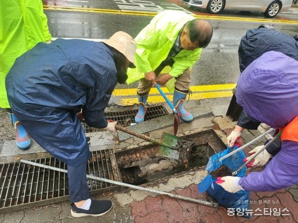 광명시 하안2동 자율방재단은 여름철 호우를 대비 지난 27일 관내 빗물받이를 점검하고 내부를 청소했다.(사진=광명시)