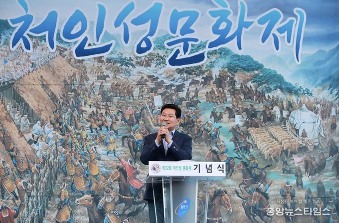 3일 처인성에서 열린 제32회 처인성문화제에서 이상일 용인특례시장이 축사를 하고 있다.(용인시 제공)