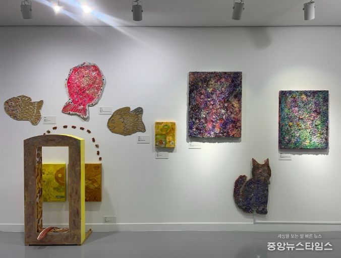 김소희 <플레인 붕어빵>(2020), <내 반쪽>(2023) 외 6점, 설치 전경