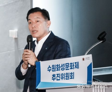 이재준 수원시장이 인사말을 하고 있다.