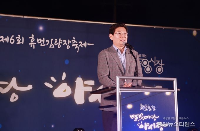 이상일 용인특례시장이 지난 1일 용인중앙시장에서 열린 별빛마당 야시장 개장식에서 인사말을 하고 있다.(용인시 제공)