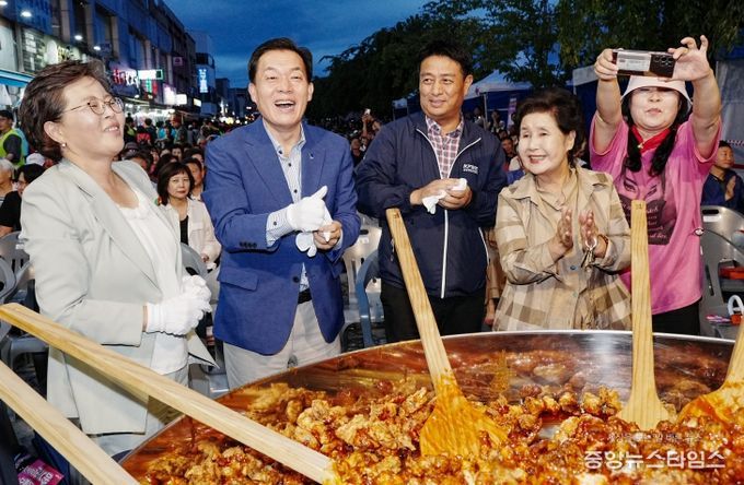 이재준 수원시장(왼쪽 2번째) 등이 대형식기에 담긴 닭강정을 비비고 있다.