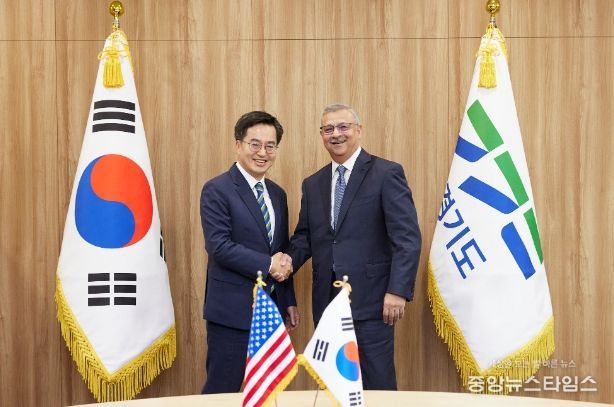 20일 오전 경기도청 집무실에서 김동연 경기도지사와 산지브 람바(Sanjiv Lamba) 린데그룹 회장이 면담을 하고 있다.