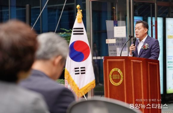 이재준 수원특례시장이 특별기획전 ‘수원 첫 산업, 선경직물(鮮京織物)’ 개막식에서 기념사를 하고 있다.