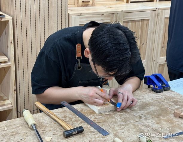 고양시 목공체험장에서 목공 체험을 하는 시민들